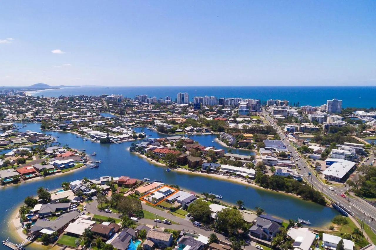 Coorumbong 28 Six Bedroom Beach Home On Mooloolaba Canal With Pool Ac Free Wifi 0*,