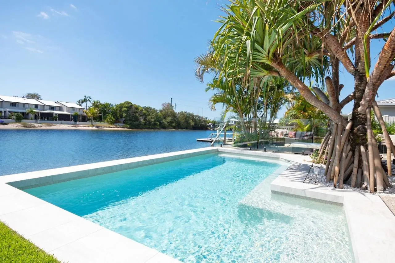 Coorumbong 28 Six Bedroom Beach Home On Mooloolaba Canal With Pool Ac Free Wifi Casa vacanze