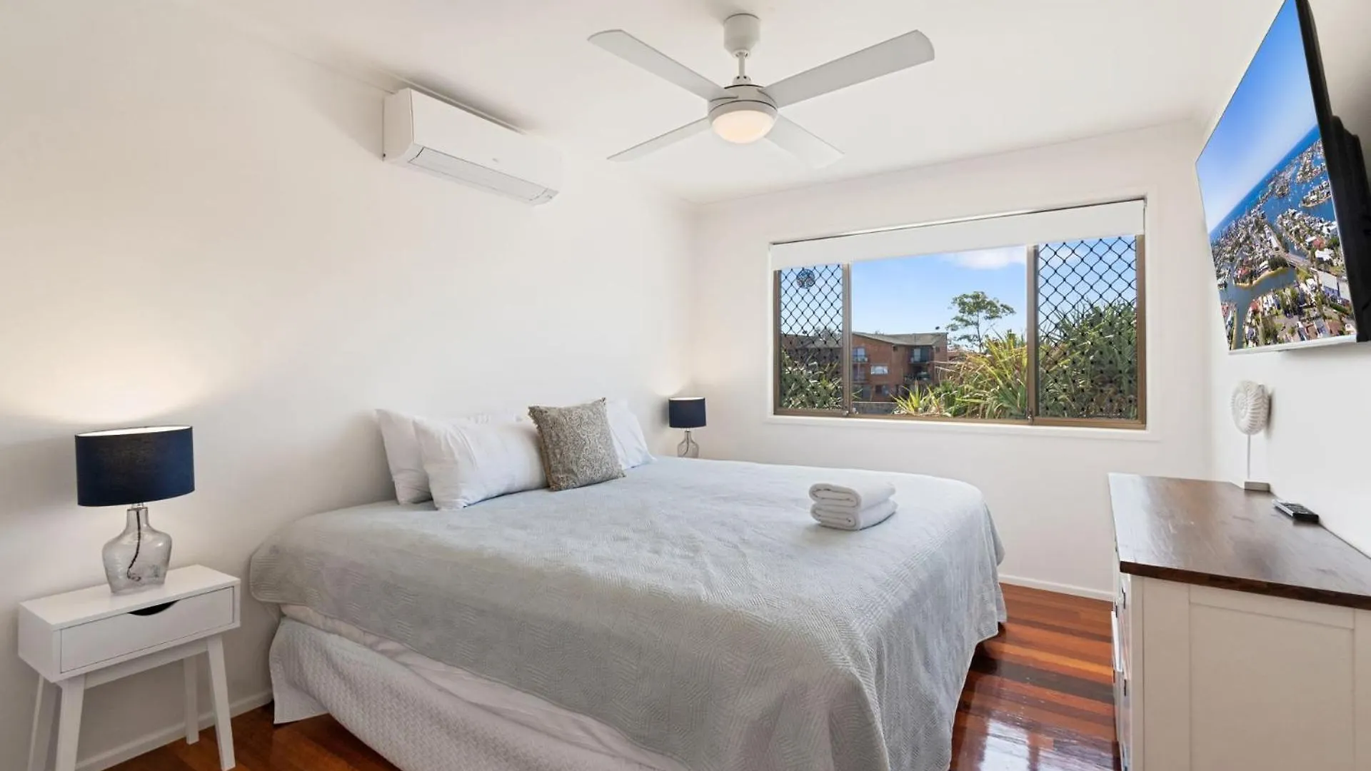Coorumbong 28 Six Bedroom Beach Home On Mooloolaba Canal With Pool Ac Free Wifi 0*,