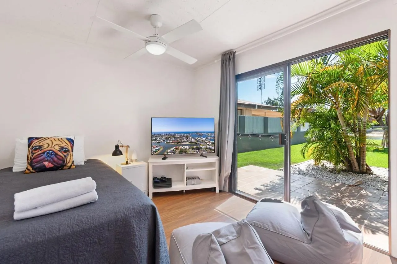 Casa vacanze Coorumbong 28 Six Bedroom Beach Home On Mooloolaba Canal With Pool Ac Free Wifi
