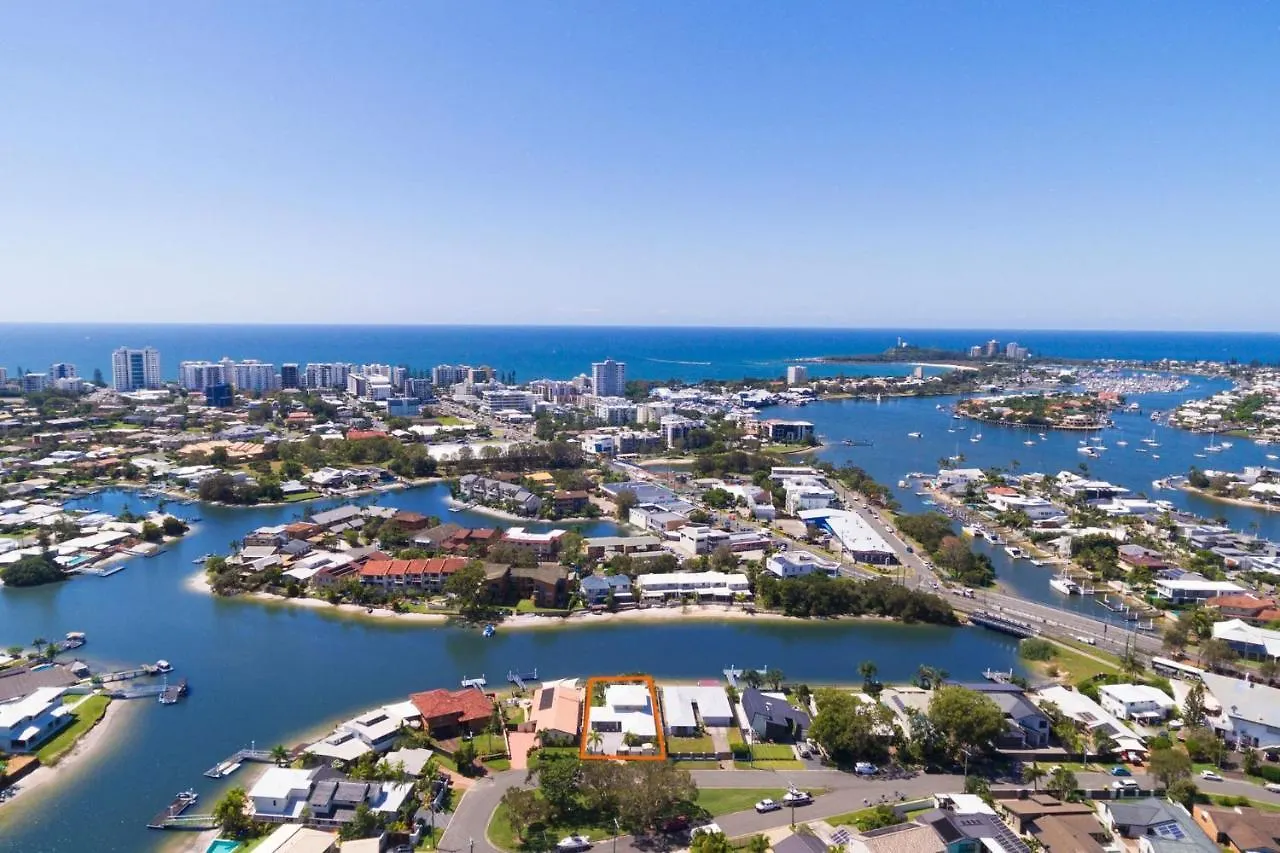 Holiday home Coorumbong 28 Six Bedroom Beach Home On Mooloolaba Canal With Pool Ac Free Wifi Australia