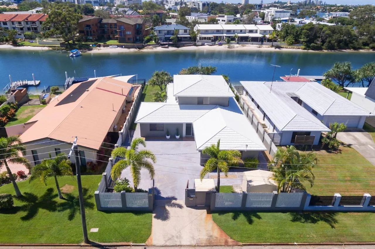 Coorumbong 28 Six Bedroom Beach Home On Mooloolaba Canal With Pool Ac Free Wifi Holiday home