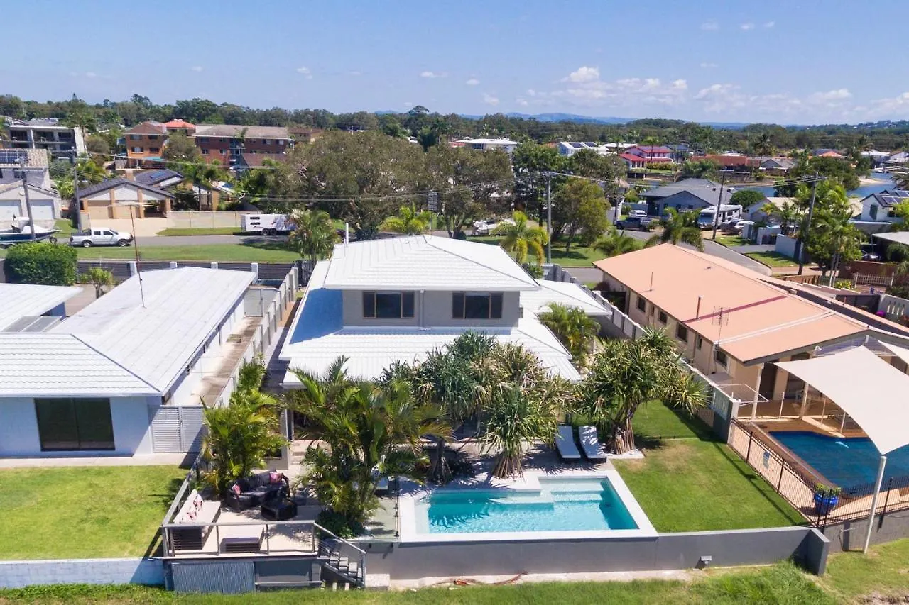 Coorumbong 28 Six Bedroom Beach Home On Mooloolaba Canal With Pool Ac Free Wifi
