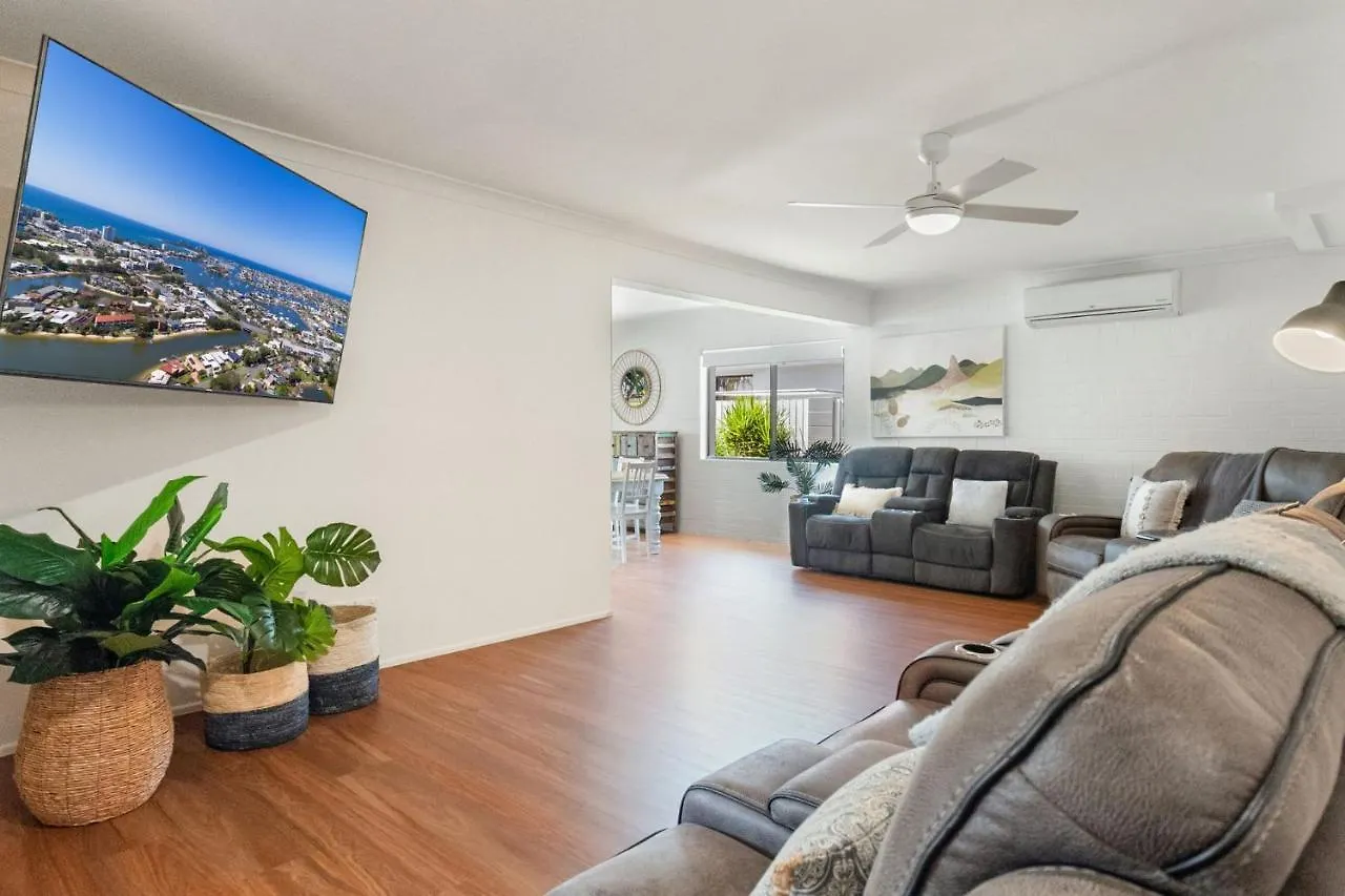 Coorumbong 28 Six Bedroom Beach Home On Mooloolaba Canal With Pool Ac Free Wifi Holiday home