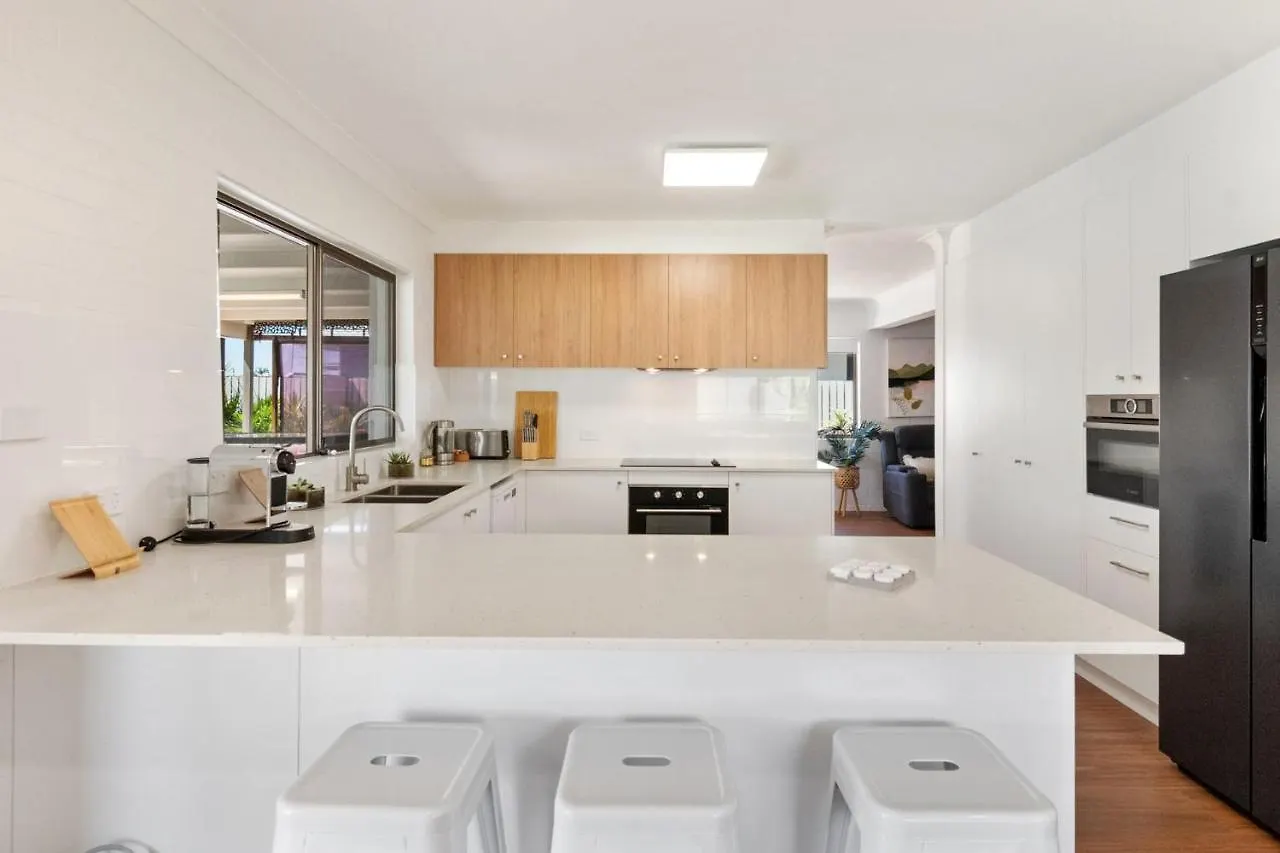 Coorumbong 28 Six Bedroom Beach Home On Mooloolaba Canal With Pool Ac Free Wifi Holiday home