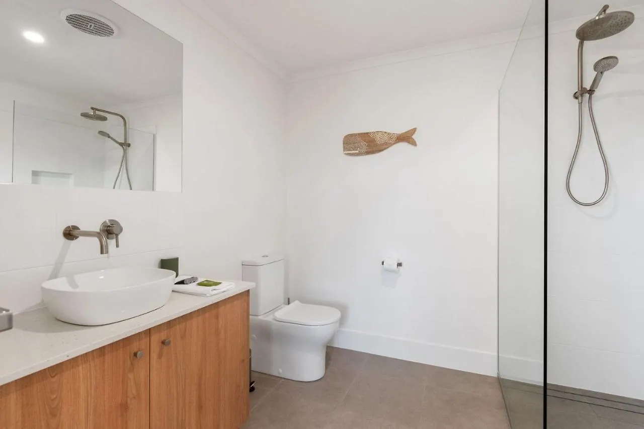 Holiday home Coorumbong 28 Six Bedroom Beach Home On Mooloolaba Canal With Pool Ac Free Wifi