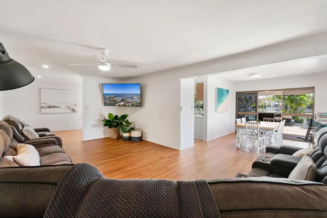 Coorumbong 28 Six Bedroom Beach Home On Mooloolaba Canal With Pool Ac Free Wifi 0*,
